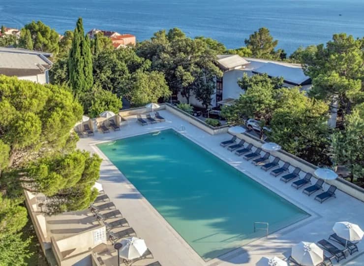 Ad Turres Holiday Resort*** jest oddalony zaledwie 500 m od morza