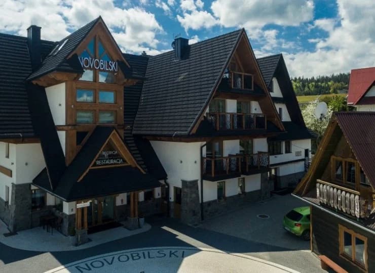 Wszystkie pokoje mają balkony z widokiem na Termę Białka i wyciągi