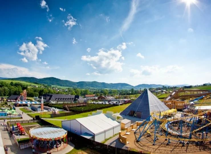 Nieopodal znajduje się pełen atrakcji Inwałd Park