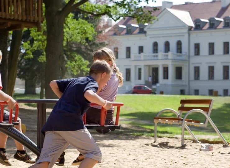 Dla dzieci urządzono atrakcyjny plac zabaw