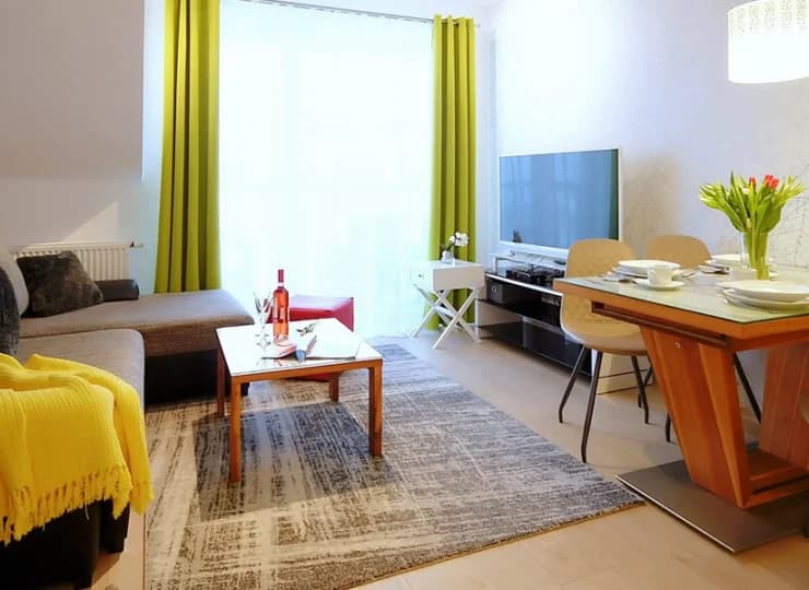 Każdy apartament posiada pokój dzienny z rozkładaną sofą i wyjściem na balkon
