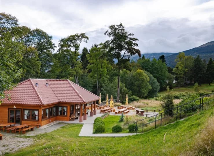 Na przyhotelowym terenie mieści się chata grillowa - miejsce zabawy i integracji
