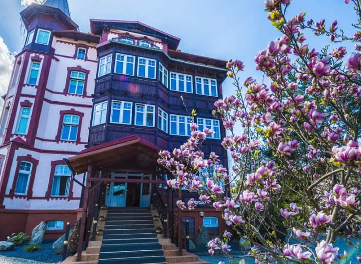 Stylowy Hotel Magnolia jest dobrze zlokalizowany w centrum Świeradowa-Zdroju