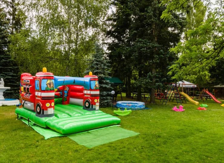 Dla najmłodszych przygotowano atrakcyjny plac zabaw
