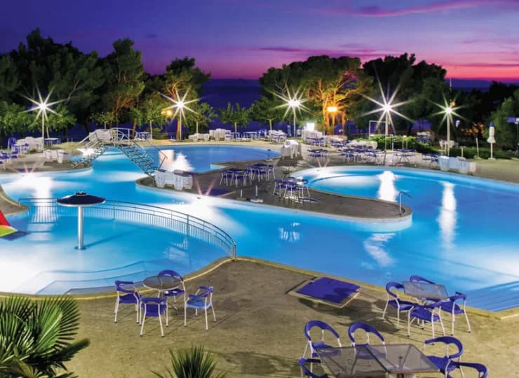 Hotel posiada kompleks zewnętrznych basenów