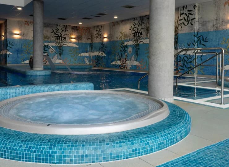 Hotel posiada rozbudowaną strefę wellness z basenami i jacuzzi