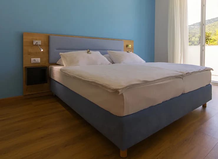 W sypialni apartamentu mieści się wygodne podwójne łóżko