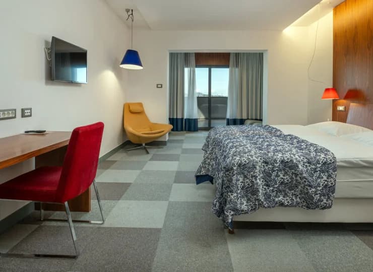 Wyposażono je m.in. w minibar, sejf, zestaw do parzenia kawy i herbaty