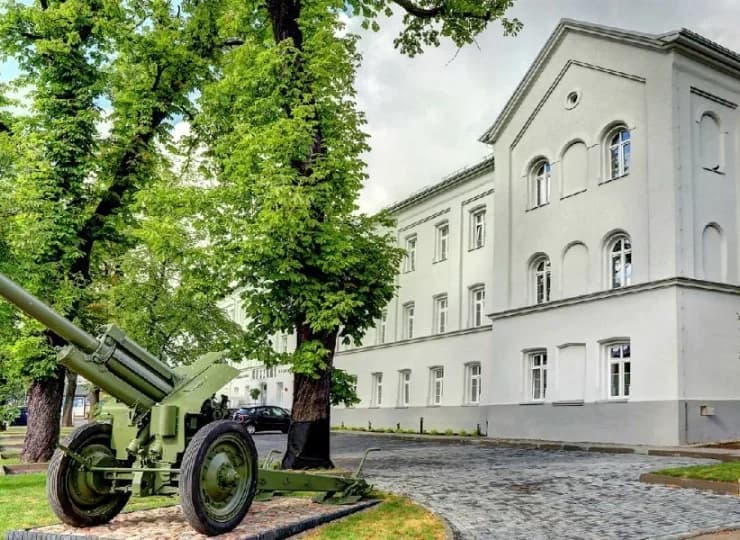 Dawniej znajdowała się tutaj siedziba wojskowego garnizonu