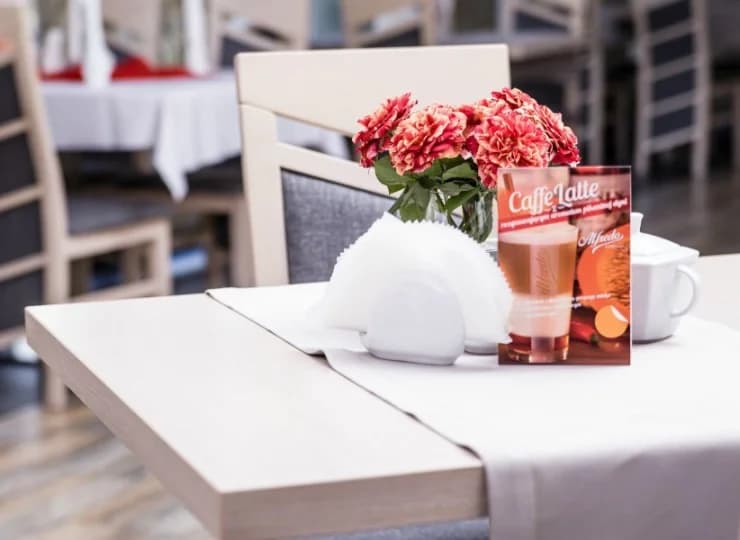 Kawiarnia i bar zapraszają na przekąski, kawę i napoje