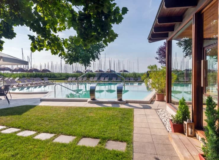 Hotel otacza teren rekreacyjny