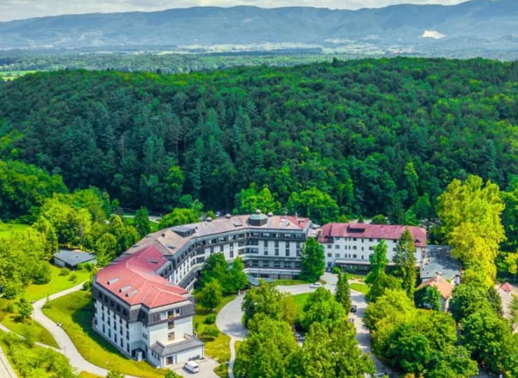 Kameralny Hotel Toplice *** jest wkomponowany w kompleks termalnego spa