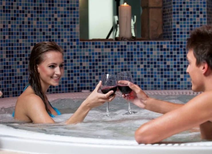 Obok basenu znajduje się dyskretnie odgrodzone jacuzzi