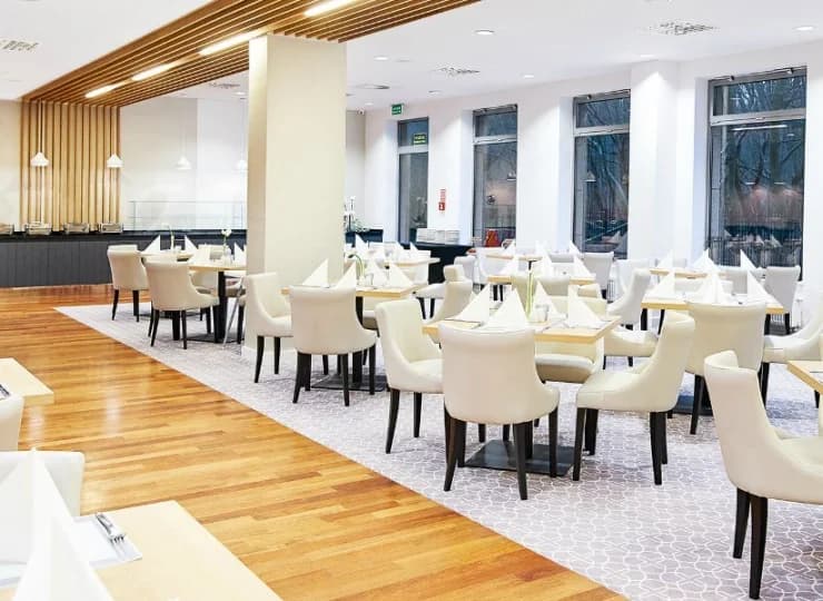 Na terenie kompleksu działa stylowa restauracja serwująca kuchnię międzynarodową