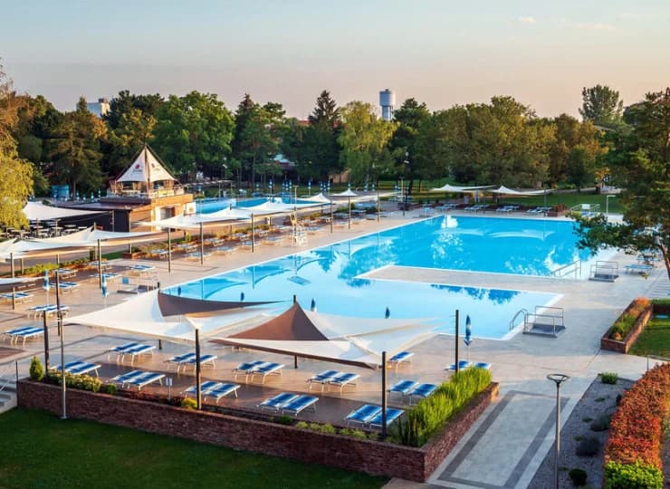 Zanurzysz się tu w wodach termalnych o temperaturze do 39 °C