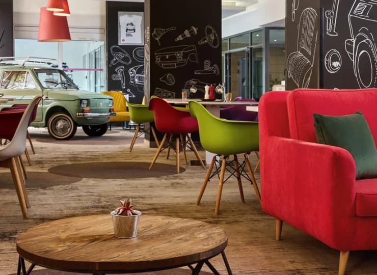 W hotelowym lobby można podziwiać kultowego już malucha