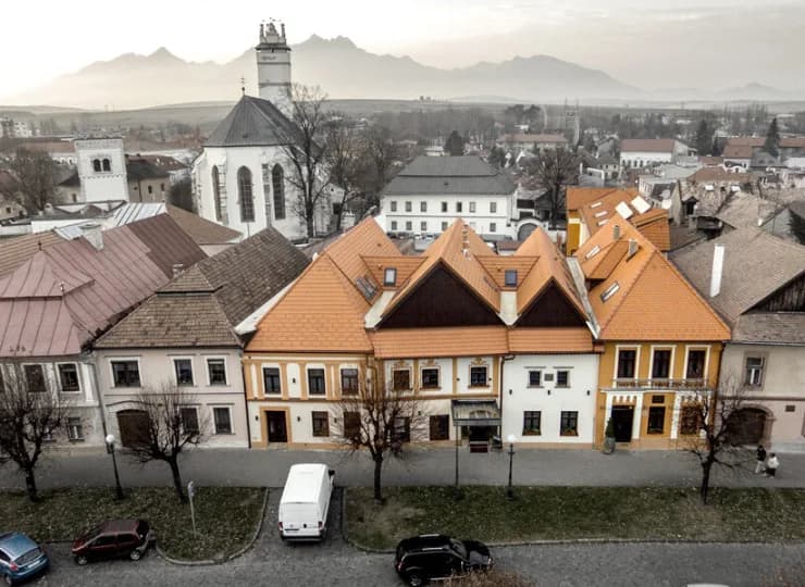 Hotel znajduje się w centrum miasta przy głównym placu Hlavné námestie
