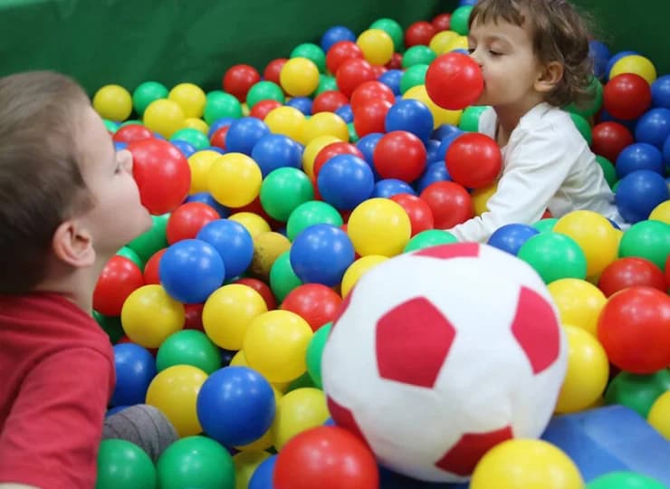 Jest także salę zabaw z suchym basenem kulkowym, dwupoziomowym małpim gajem