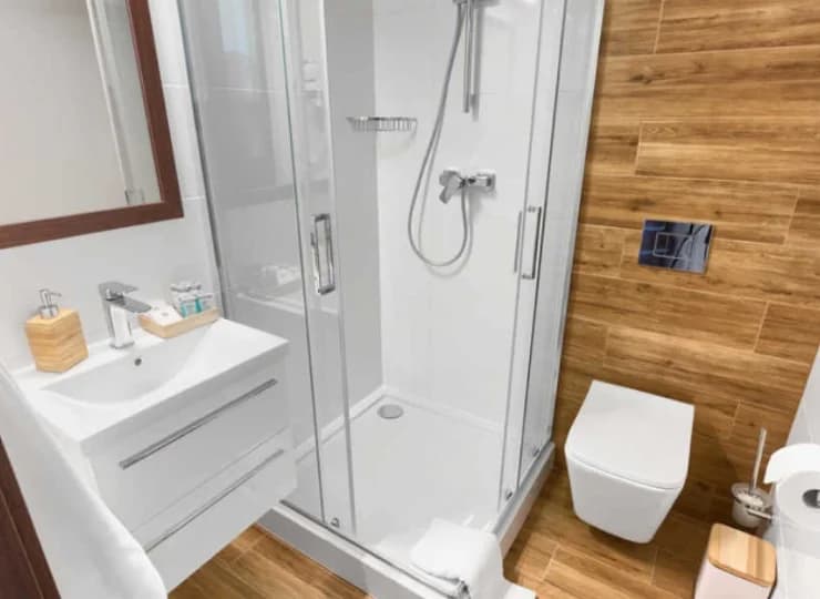 Każdy z pokoi i apartamentów posiada prywatną łazienkę z kabiną prysznicową