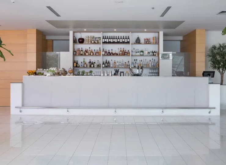 W sąsiedztwie recepcji mieści się Lobby Bar