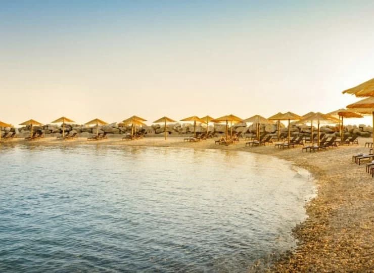 Hotel mieści się tuż obok kamienistej plaży