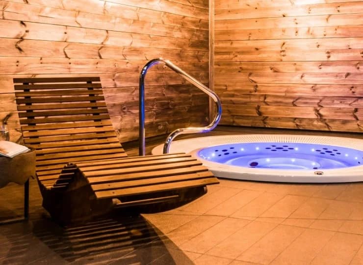 Oprócz tego przygotowano jacuzzi i strefę wypoczynku z leżakami