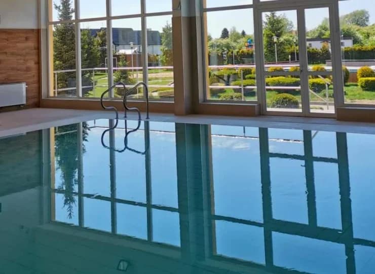 Hotel*** NAT Sarbinowo to hotel z całorocznym krytym basenem