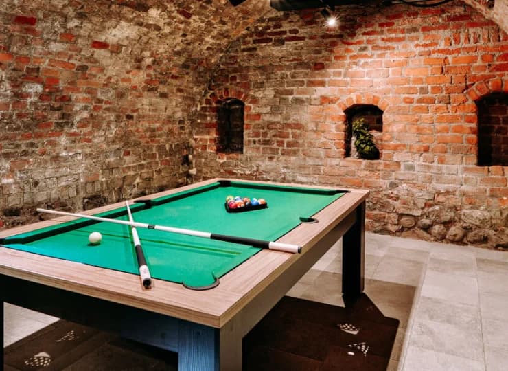 W zabytkowych murach urządzono salę do gry w billard