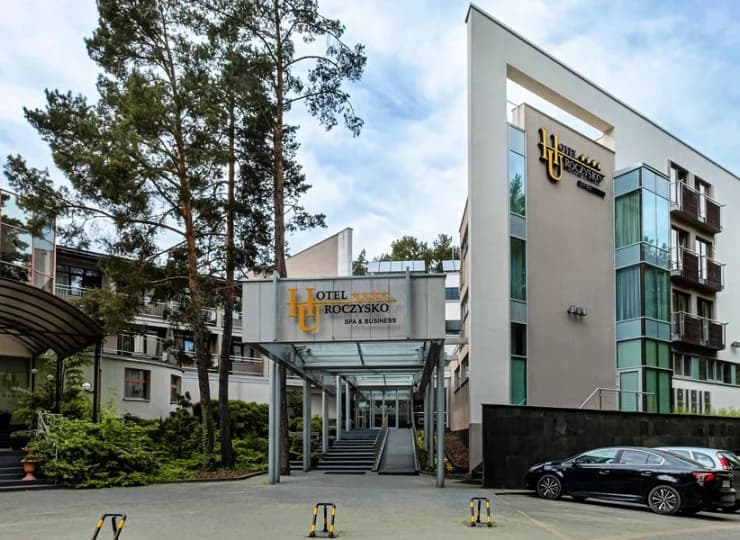 Nieopodal znajduje się Rezerwat Cedzyna w Górach Świętokrzyskich