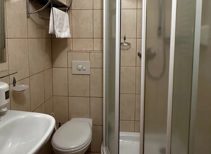 Każdy pokój posiada własną łazienkę z kabiną prysznicową