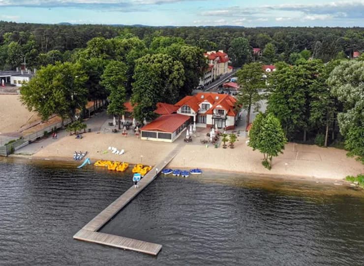 Hotel Rudnik jest położony pomiędzy plażą, jeziorem i lasem
