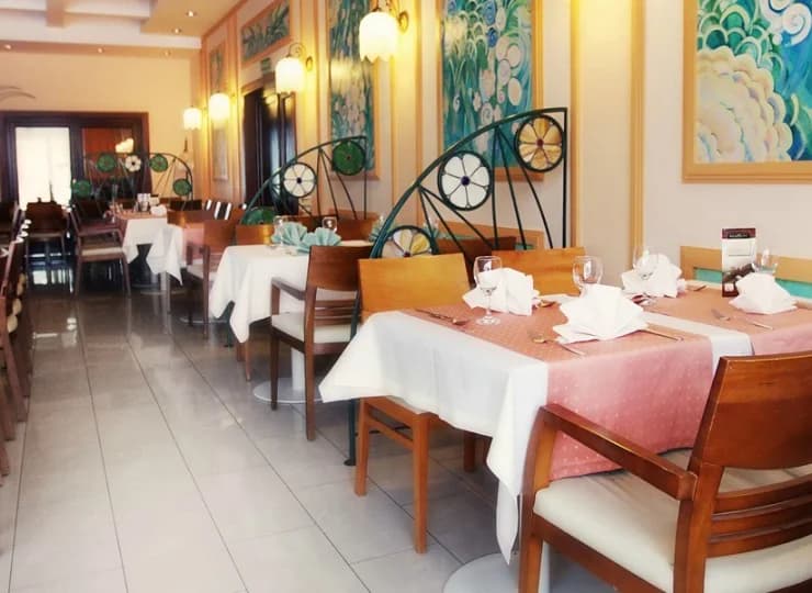 Restauracja serwuje tradycyjne polskie potrawy i kuchnię międzynarodową