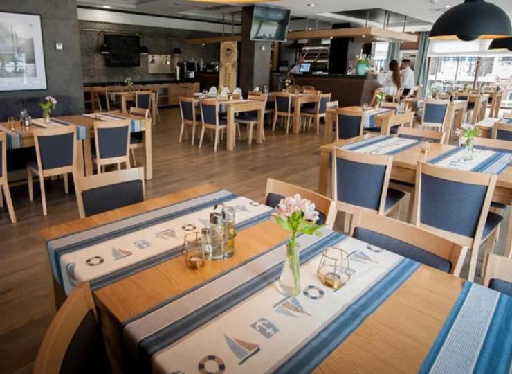 Sala restauracyjna jest nowa i przyjemna
