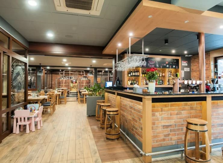 Tutejsza restauracja serwuje dania kuchni polskiej i śródziemnomorskiej