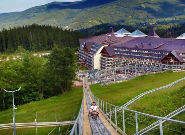 Obok hotelu mieści się całoroczny tor saneczkowy
