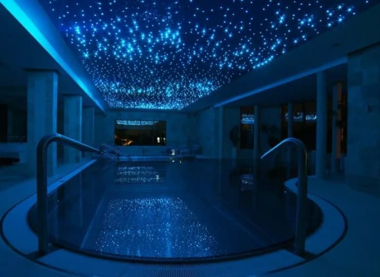 Hotel organizuje okazjonalnie nocne pływanie