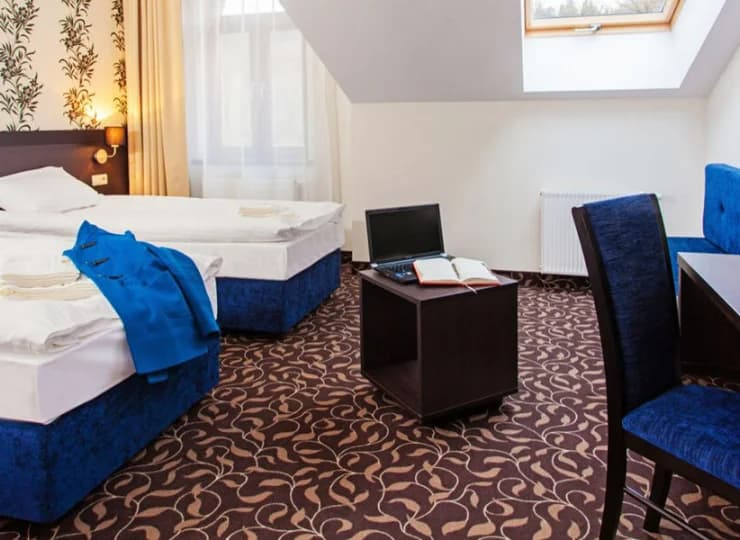 Pokoje klasy comfort mieszczą się na poddaszu budynku Mineralnego SPA