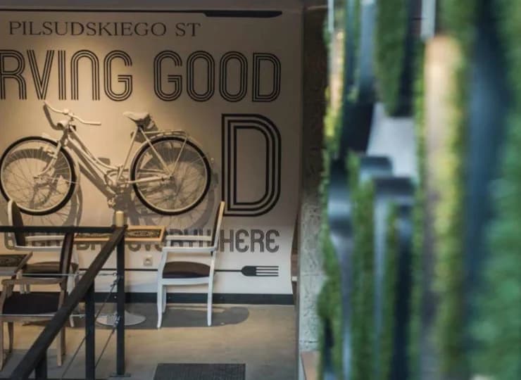 Niecałe 50 metrów od obiektu znajduje się restauracja Farina Bianco