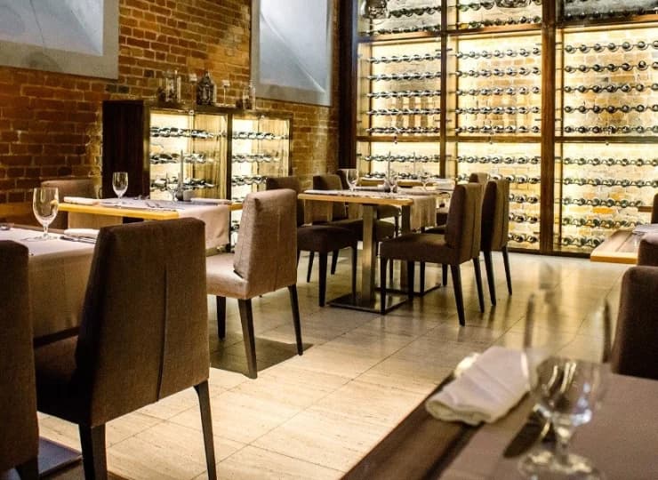 W podziemiach hotelu znajduje się Restauracja Grand Cru