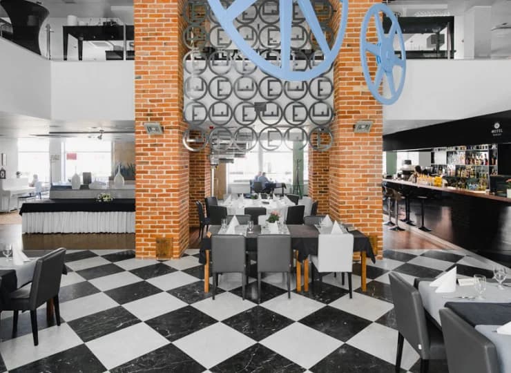 Serce hotelu stanowi niezwykła restauracja Dom Królów z przeszklonym dachem