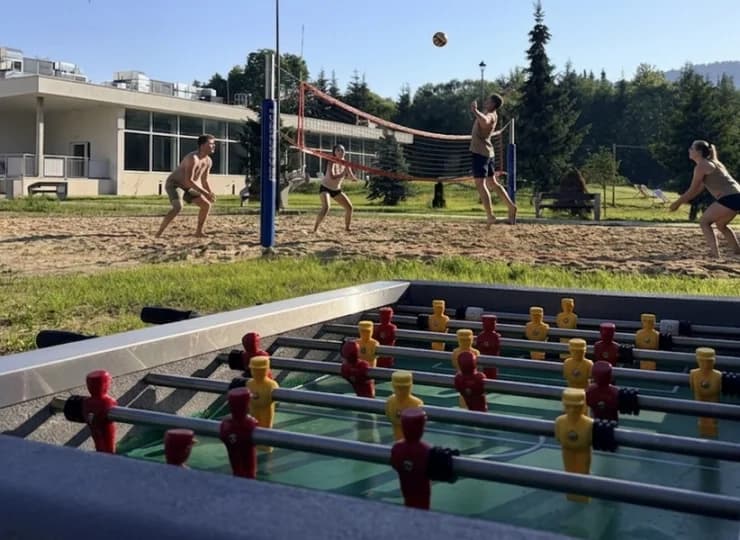 Na zewnątrz można też pograć w siatkówkę albo piłkarzyki
