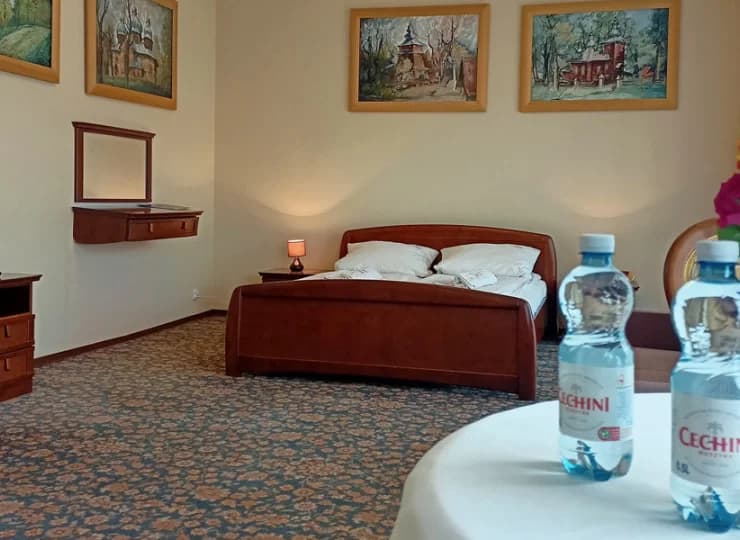 Na gości czeka woda mineralna Cechini