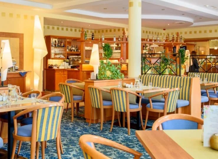 Restauracja podaje śniadania, obiadokolacje i dania z karty