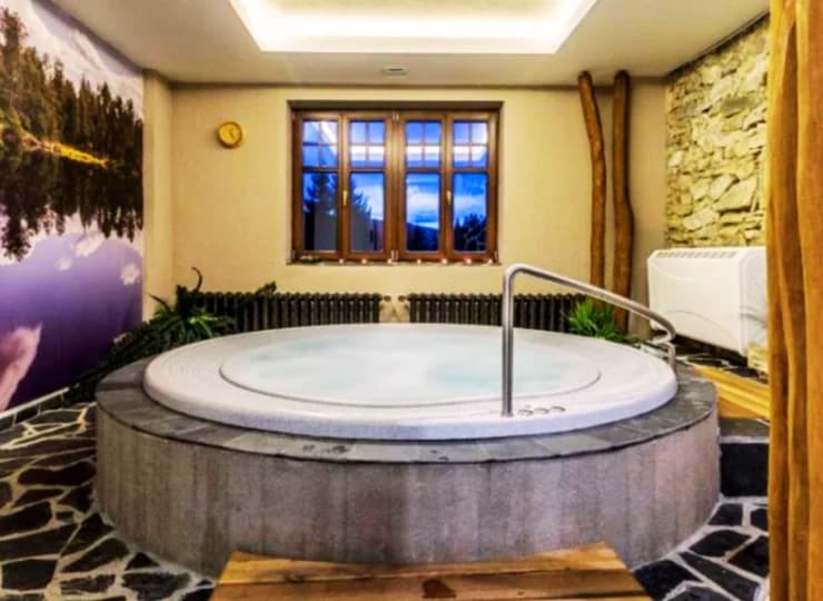 Jest tu też prywatne jacuzzi oraz strefa relaksu (do wynajęcia na wyłączność)