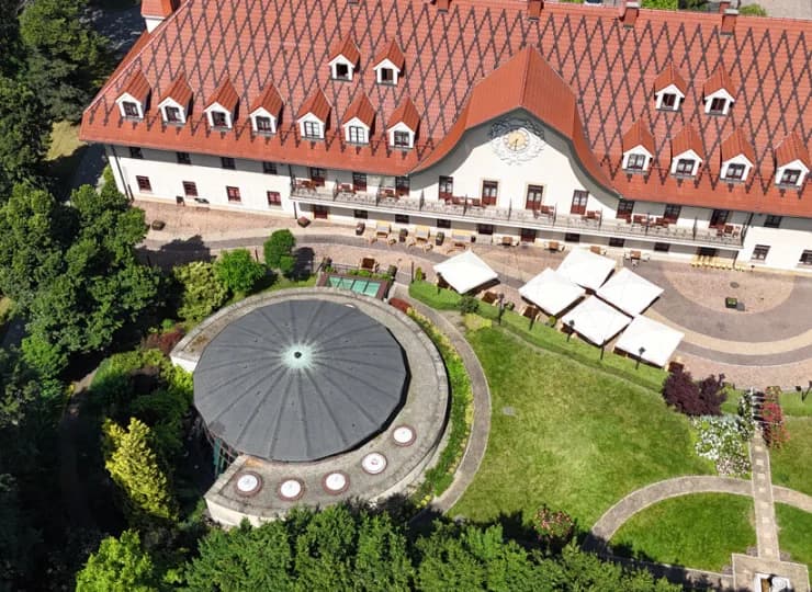 Hotel powstał w zacisznym miejscu i w zabytkowym budynku