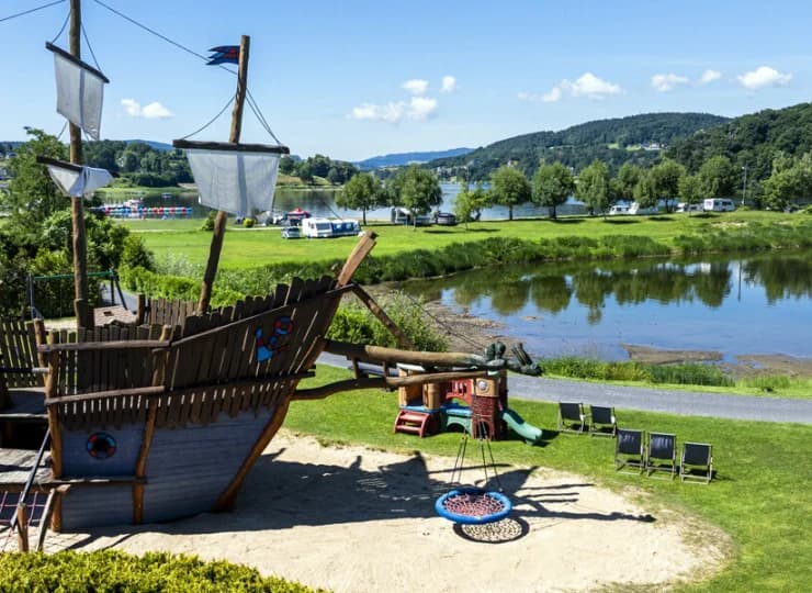 Dla najmłodszych przygotowano urozmaicony plac zabaw