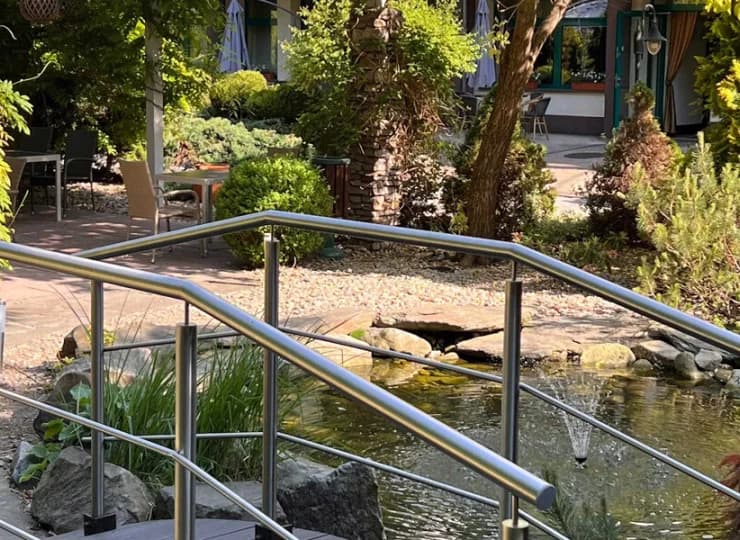 Hotel znajduje się w ogrodzie pełnym uroczych zakątków