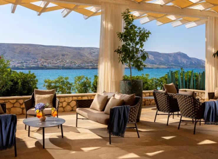 Hotel Pagus mieści się przy plaży na wyspie Pag