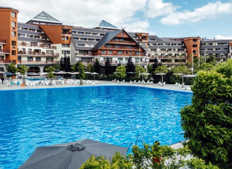 Hotel posiada rozbudowaną strefę wakacyjnego relaksu