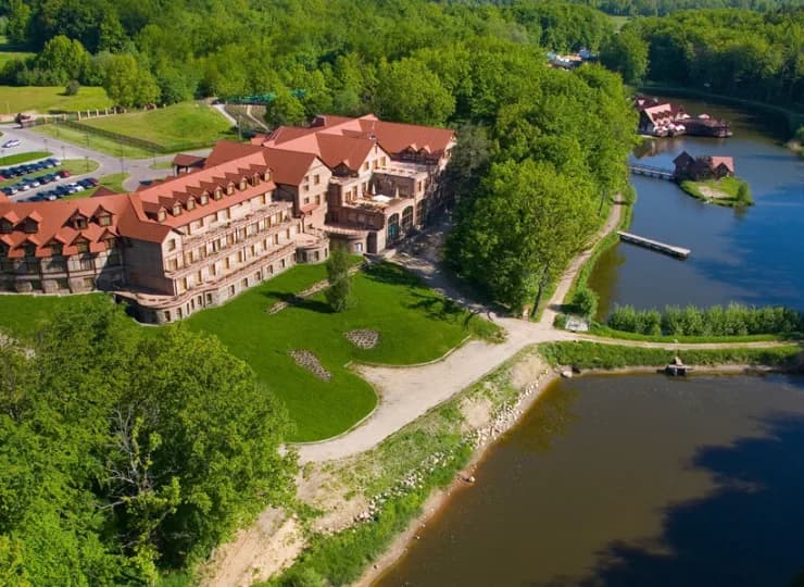 Dolina Charlotty Resort & SPA leży nad jeziorem i jest otoczona lasami